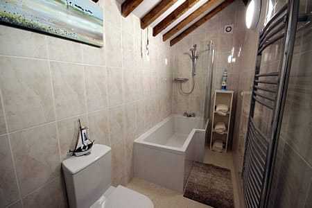 Chestnut Cottage bathroom 